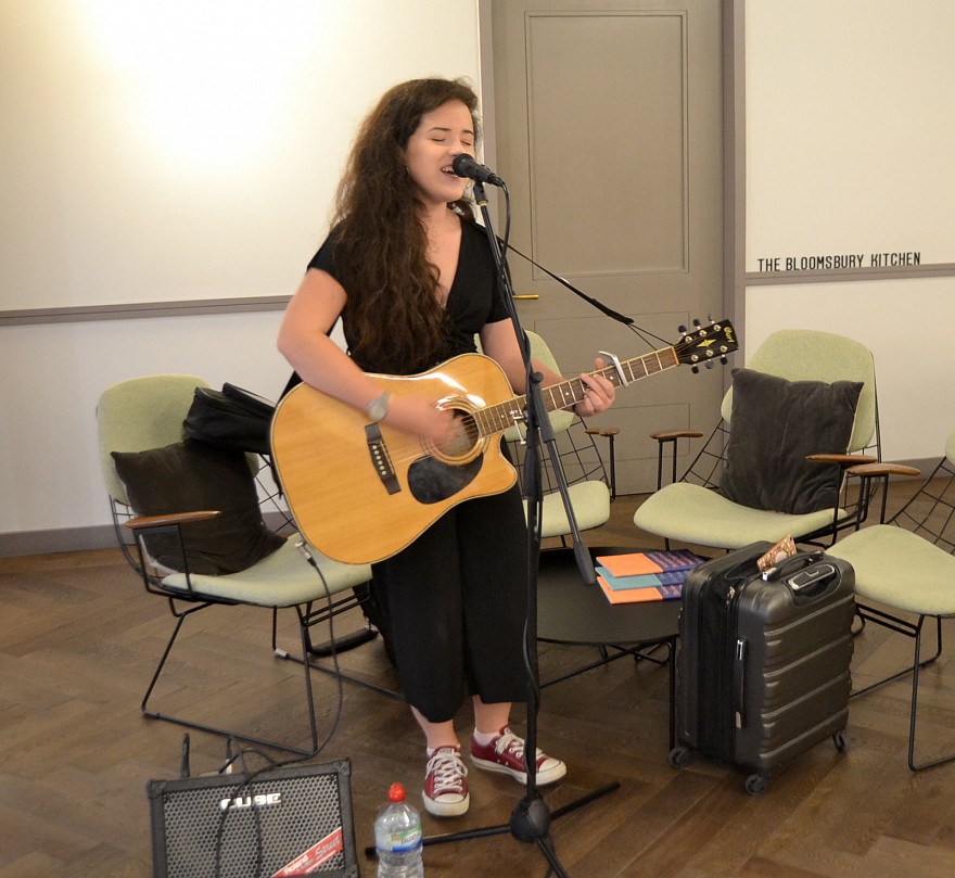 Svečiai klausėsi muzikantės Jade Thornton gitaros bei dainų.