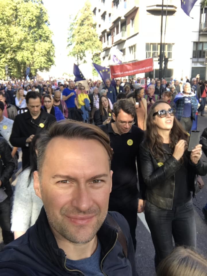 Protestas prieš Brexit Londone. Nuotraukomis su Londoniete pasidalino operos solistas Edgaras Montvidas.
