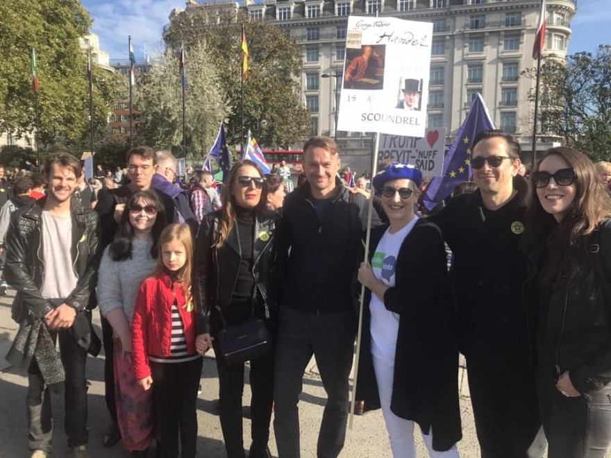 Protestas prieš Brexit Londone. Nuotraukomis su Londoniete pasidalino operos solistas Edgaras Montvidas.