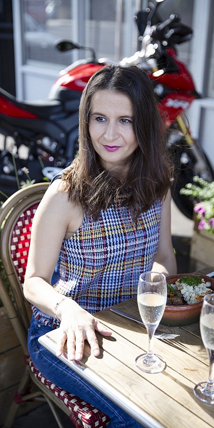 „Mūsų regionų žmonės – vieni aukščiausių pasaulyje. Tad reikia skaniai, sočiai  pavalgyti ir atsigerti“, - pasakoja septyniolika metų patirtį restoranų industrijoje turinti Snežana. Foto: Laura Vi Photography.