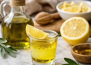 Naujas rytinis ritualas: ar alyvuogių aliejaus ir citrinos „shotas“ tikrai naudingas?