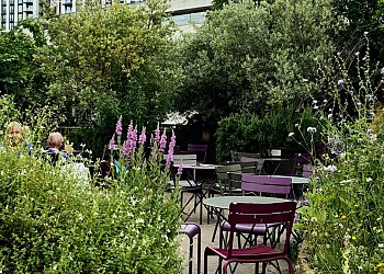 Londone vėl atsidarė viena žaviausių vasaros vietų – „Roof Garden Bar & Kitchen“
