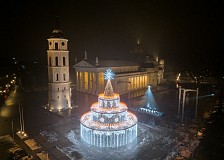 Vilniuje Katedros aikštėje įžiebta Kalėdų eglė